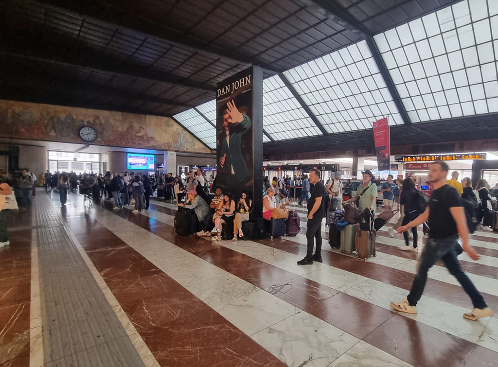 Europe Media impianti pubblicitari totem grandi stazioni firenze santa maria novella cliente dan john